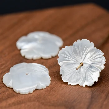  Beyaz PASPAS Kabuk Çiçekler 20mm, Oyma sedef Çiçek Cabochon, merkezi Delinmiş Delik - (V1204) / 10 adet